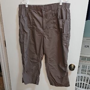 Columbia Omni Shade Womans Cargo Hiking Capris. Size XL.